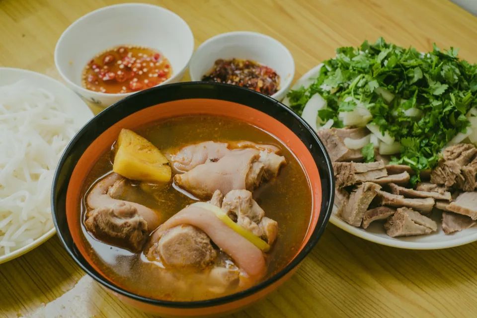 Bàn nướng đông khách tại Bún Đậu 68 Đặng Dung